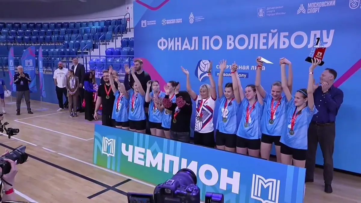 Команда-победитель на подиуме финала по волейболу